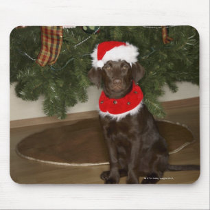 Tapis De Souris Chien se reposant par un arbre de Noël