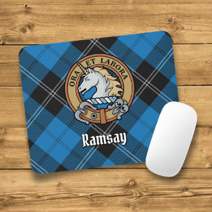 Tapis De Souris Clan Ramsay Crest sur Blue Hunter Tartan