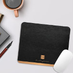 Tapis De Souris Classy elegant black leather gold monogrammed<br><div class="desc">Luxury exclusive looking office or personal monogrammed mouse pad featuring a faux copper metallic gold glitter square with your monogram name initials and a sparkling stripe over a stylish black faux leather background. Suitable for small business, corporate or independent business professionals, personal branding or stylists specialists, makeup artists or beauty...</div>