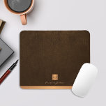 Tapis De Souris Classy élégant cuir marron or monogrammed<br><div class="desc">Un bureau exclusif de luxe ou un tapis de souris monogrammed personnel avec un carré de parties scintillant en or métallique en faux cuivre avec vos initiales de nom monogramme et une bande brillante sur un arrière - plan en faux cuir brun foncé élégant. Convient aux professionnels des petites entreprises,...</div>