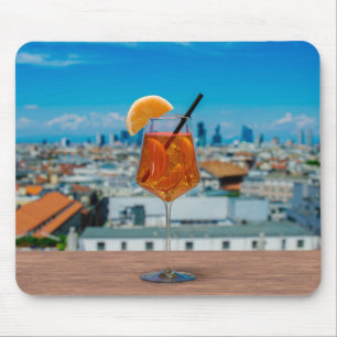 Tapis De Souris Cocktail Spritz sur une table avec vue sur Milan