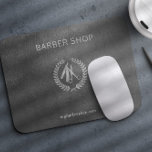 Tapis De Souris Coiffeur de luxe argenté gris foncé look cuir<br><div class="desc">Tablette de souris Barber shop avec logo de ciseaux métalliques faux argent et script de barbier sur un look arrière - plan en cuir gris foncé</div>