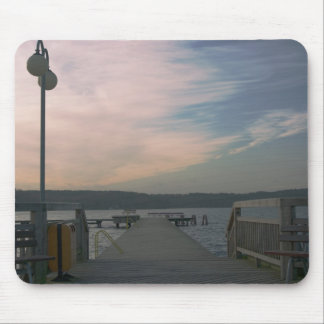 Tapis De Souris Coucher de soleil sur un pont de lac mousepad