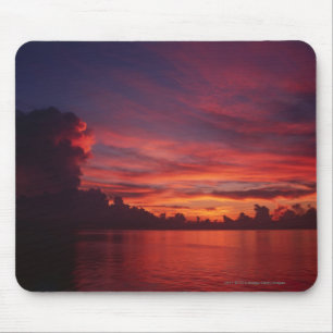 Tapis De Souris Coucher du soleil en mer avec les nuages foncés