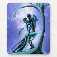 Couple romantique dansant le tango bleu