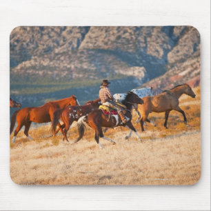 Tapis De Souris Cowboy élevant des chevaux sauvages 2