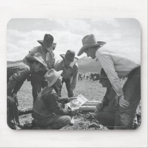 Tapis De Souris Cowboys regardant une magazine