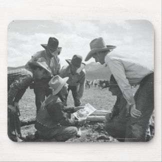 Tapis De Souris Cowboys regardant une magazine