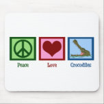 Tapis De Souris Crocodiles Peace Love<br><div class="desc">Un signe de paix,  un coeur,  et un crocodile mignon qui sort du lac avec de grandes dents !</div>
