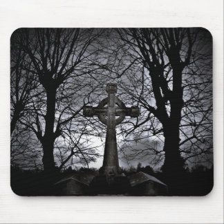Tapis De Souris Croix entourée d'arbres