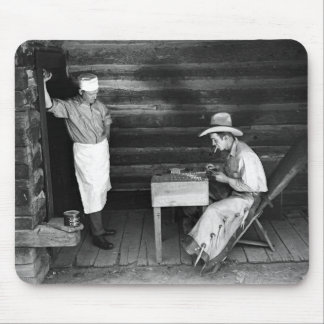 Tapis De Souris Cuisinier observant un cowboy jouer aux cartes