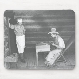 Tapis De Souris Cuisinier observant un cowboy jouer aux cartes 2