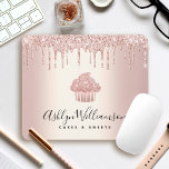 Tapis De Souris Cupcake Boulangerie Pâtisserie Chef Rose Gold Part<br><div class="desc">Faites une impression élégante avec cette mousepad, nom personnalisé élégant, sophistiqué, simple et moderne. Un cupcake en or brillant et rose, une typographie manuscrite de script et des gouttes de parties scintillant superposent un arrière - plan en or sombre en rose métallique. Personnalisez avec votre nom complet, votre titre de...</div>