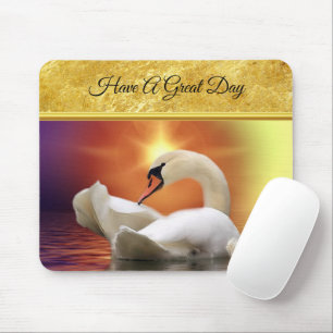 Tapis De Souris Cygne blanc dans un lac au coucher du soleil d'or
