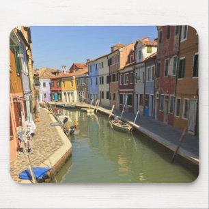 Tapis De Souris Cygnes en canal, Île de Burano, Venise, Italie