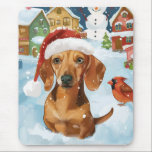 Tapis De Souris Dachshund Winter Wonderland Christmas Joy<br><div class="desc">Ce design festif reflète l'esprit joyeux de la période des fêtes, avec un adorable petit portant un chapeau de Père Noël. Le chien est niché dans un pays des merveilles hivernales, avec un bonhomme de neige, un sapin de Noël décoré et des cadeaux joliment emballés. Les flocons de neige tombent...</div>