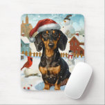 Tapis De Souris Dachshund Winter Wonderland Christmas Joy<br><div class="desc">Ce design festif reflète l'esprit joyeux de la période des fêtes, avec un adorable petit portant un chapeau de Père Noël. Le chien est niché dans un pays des merveilles hivernales, avec un bonhomme de neige, un sapin de Noël décoré et des cadeaux joliment emballés. Les flocons de neige tombent...</div>