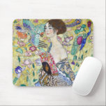 Tapis De Souris Dame avec un ventilateur, Gustav Klimt<br><div class="desc">Gustav Klimt (14 juillet 1862 - 6 février 1918) était un peintre symboliste autrichien et l'un des membres les plus importants du mouvement de sécession de Vienne. Klimt est réputé pour ses peintures, ses peintures murales, ses croquis et autres objets d'art. En plus de ses oeuvres figuratives, qui comprennent des...</div>