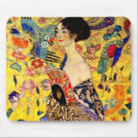 Tapis De Souris Dame Gustav Klimt avec ventilateur<br><div class="desc">Pad de souris avec peinture à l’huile de Gustav Klimt Lady with Fan (1918). Une femme portant un kimono bleu tient un ventilateur rouge contre un arrière - plan jaune coloré de fleurs et de paons. Un grand cadeau pour les amateurs de Japonisme et d'art européen.</div>