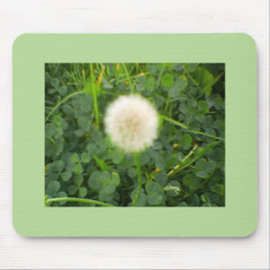 Tapis De Souris Dandelion niché dans un trèfle vert