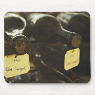 Tapis De Souris Dans la cave à vin souterraine : bouteilles couch