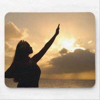 Tapis De Souris Danse polynésienne sur la plage hawaïenne