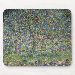 Tapis de souris de pommier de Gustav Klimt<br><div class="desc">Tapis de souris de pommier de Gustav Klimt. Huile faisant souffrir sur la toile à partir de 1912. Un beau paysage de la période postérieure du Klimt. Un grand cadeau pour des fans de la peinture de paysage,  des pommiers,  du nouveau et du Gustav Klimt d'art.</div>