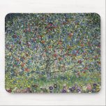 Tapis de souris de pommier de Gustav Klimt<br><div class="desc">Tapis de souris de pommier de Gustav Klimt. Huile faisant souffrir sur la toile à partir de 1912. Un beau paysage de la période postérieure du Klimt. Un grand cadeau pour des fans de la peinture de paysage,  des pommiers,  du nouveau et du Gustav Klimt d'art.</div>