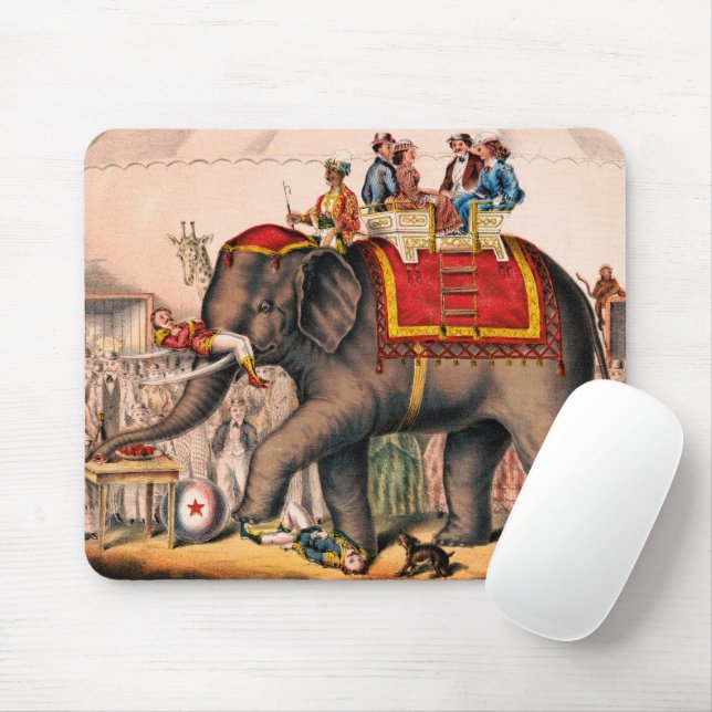 Tapis De Souris Des Hommes Accompagnent Un Acte De Cirque Avec Un  (Avec souris)