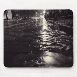 Tapis De Souris Des pluies d'eau coulent dans les rues d'Helsinki