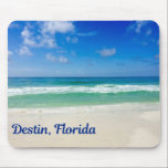 Tapis De Souris Destin Florida Blue Beach<br><div class="desc">Une belle photo de plage prise dans la destination de vacances idéale de Destin,  Floride. Les magnifiques eaux vertes de Sandestin se lavent jusqu'au bord de mer sablonneux sous un ciel bleu serein pour faire la photo de vacances pittoresque parfaite.</div>