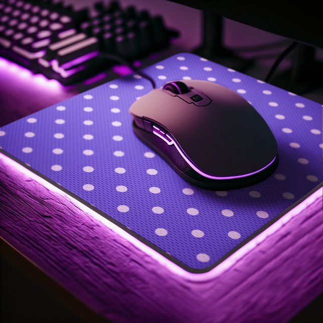 Tapis De Souris Dotty Delft Purple (A Dotty Delight Purple Mouse Pad is on the desk.)