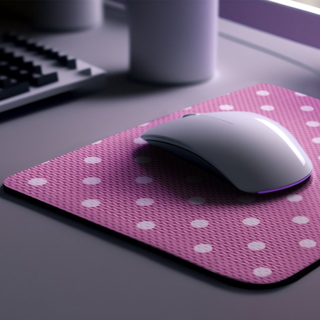 Tapis De Souris Dotty Délicieux rose (A Dotty Delight Pink Mouse Pad is on the desk. )