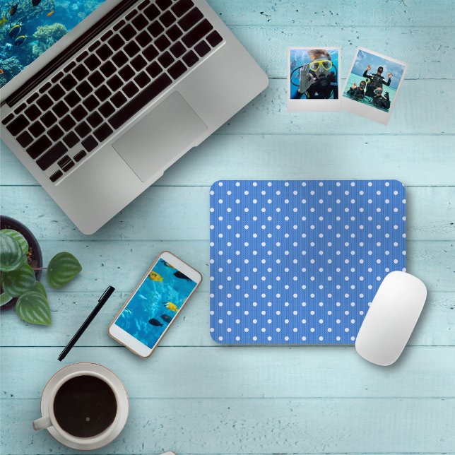 Tapis De Souris Dotty Delight Blue (A Dotty Delight Blue Mouse Pad is on the table. )