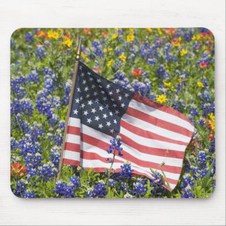 Tapis De Souris Drapeau américain dans un champ de bleuets,