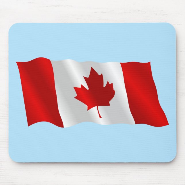 Tapis De Souris Drapeau canadien dans le vent sous ciel bleu (Devant)