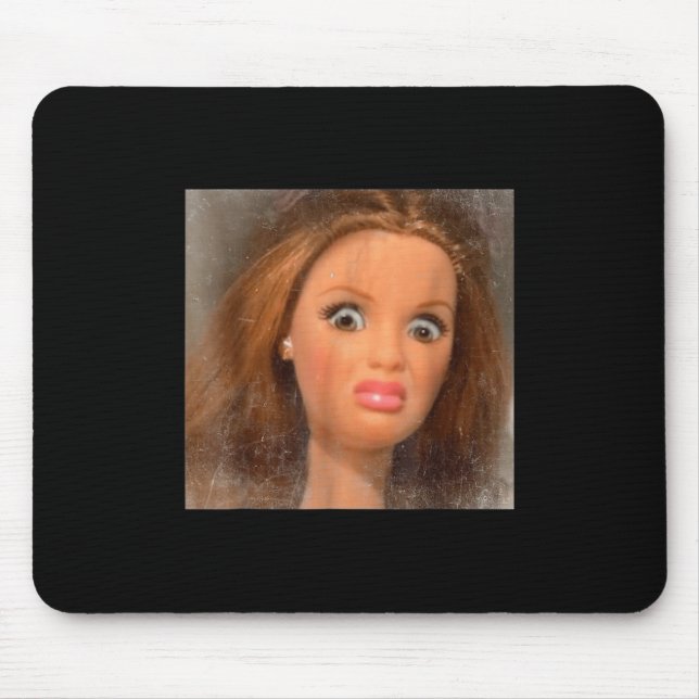 Tapis De Souris Drôle dégoûtant doll face mème (Devant)