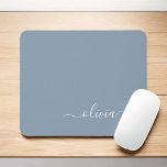 Tapis De Souris Dusty Blue Modern Script élégant Nom du monogramme<br><div class="desc">Monogramme Bleu Dusty Ajoutez Votre Propre Nom Mousepad (Pad Souris). Cela rend le cadeau parfait pour 16 ans,  mariage,  douche nuptiale,  anniversaire,  baby shower ou bachelorette pour quelqu'un qui aime le luxe glam et les styles chic.</div>