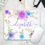 Tapis De Souris Écriture monogramme chic boho violet floral aquare<br><div class="desc">Des fleurs d'aquarelle bleu turquoise, violet, rose et perwinkle et une typographie de script en cassis violet foncé recouvrent un arrière - plan blanc sur ce magnifique nom, rustique, romantique, vintage fleuri mousepad. Ajoutez votre nom pour personnaliser. Fait une déclaration chic et élégante à chaque utilisation. Un grand cadeau pour...</div>