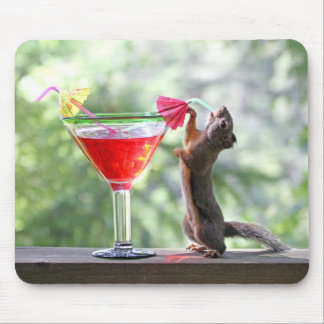 Tapis De Souris Écureuil buvant un cocktail à l'heure heureuse