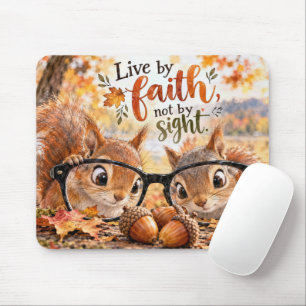 Tapis De Souris Écureuils d'automne regardant à travers des lunett