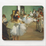 Tapis De Souris Edgar Degas La Classe Danse Ballerina Peinture<br><div class="desc">Belle peinture impressionniste vintage des années 1800 du célèbre peintre Edgar Degas. Ce portrait présente des danseurs de ballerine dans les tons verts pendant la classe. OEuvre classique d'un studio de ballet avant un récital mettant en scène les ballerines pratiquant en coulisses.</div>