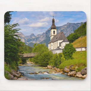 Tapis De Souris Église de montagne avec paysage de ruisseau