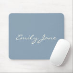 Tapis De Souris Élégant bleu Dusty Nom de script manuscrit personn<br><div class="desc">Ce pavé de souris personnalisé contient votre nom dans de belles lettres manuscrites sur un élégant arrière - plan bleu poussiéreux. Super idée cadeau.</div>