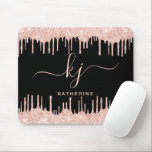 Tapis De Souris Élégant Blush Rose Gold Parties scintillant Drives<br><div class="desc">Girly, Elegant, Sylish Blush Rose Gold Parties scintillant Drips 2 Monogrammes Script personnalisé nom monogrammed mousepad sur noir. Doté d'un cadre de goutte de parties scintillant en or rose rose, d'une grande police de script monogramme à double main avec swashes (initiales de grande taille) et d'un nom de police de...</div>