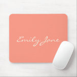 Tapis De Souris Élégant corail de pêche manuscrit Nom du script pe<br><div class="desc">Ce pavé de souris personnalisé contient votre nom dans une belle écriture manuscrite sur un arrière - plan de corail de pêche élégant. Super idée cadeau.</div>