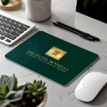 Tapis De Souris Élégant Cuir Vert foncé Luxe Or Logo NOM<br><div class="desc">Améliorez votre espace de travail grâce à ce tapis de souris en cuir vert émeraude, conçu pour combiner style et fonctionnalité. Doté d'un logo doré luxueux et d'une option permettant d'ajouter deux lignes de texte personnalisé, ce pavé de souris est parfait pour personnaliser avec votre nom, entreprise, entreprise ou tout...</div>