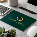 Tapis De Souris Élégant cuir vert foncé Luxe or ROND Logo<br><div class="desc">Améliorez votre espace de travail avec ce tapis de souris en cuir vert émeraude, conçu pour combiner style et fonctionnalité. Doté d'un logo doré luxueux et d'une option permettant d'ajouter deux lignes de texte personnalisé, ce pavé de souris est parfait pour personnaliser avec votre nom, entreprise, entreprise ou tout autre...</div>