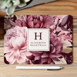 Tapis De Souris Élégant monogramme floral d'aquarelle bordeaux<br><div class="desc">Cet élégant design présente un bouquet floral aquarelle dans les tons bordeaux et poussiéreux rose sur un arrière - plan bordeaux profond. Customisez-le avec votre initiale monogramme et votre nom en police serif bordeaux encadrée par un carré beige.</div>