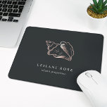 Tapis De Souris Elégant Rose Gold Conch Shell<br><div class="desc">Le chic mousepad personnalisé pour votre entreprise ou votre bureau à la maison propose deux lignes de texte personnalisé en lettres blanches classiques,  sur un arrière - plan noir doux orné d'une illustration de coquille de conque tropicale en feuille d'or rose faux pour un look glam de plage.</div>